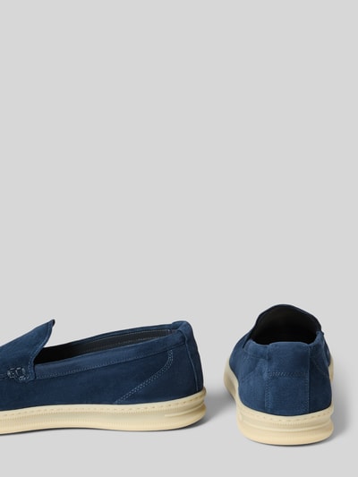 Produktfoto, Slip-on-Sneaker aus Leder von Woolrich in Dunkelblau mit abgerundeter Spitze, Gummisohle, Detailaufnahme, Kontext: Herrenschuh, echtes Leder, Schlupfform, Absatzhöhe 3 cm, Schafthöhe 7 cm, Schaftweite 13 cm.