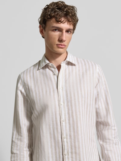 Männermodel trägt Slim Fit Business-Hemd aus Leinen-Mix mit Kentkragen von Jake*s, gestreiftes Design in Beige und Weiß, Nahaufnahme Oberkörper. Rückenlänge 77 cm, Schulterbreite 48 cm, Ärmellänge 68 cm, Langärmelig, Sportmanschetten, durchgehende Knopfleiste.