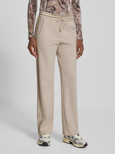 Frauenmodel trägt Sweatpants mit elastischem Bund und Tunnelzug von Marc Cain, Relaxed Fit, Baumwoll-Mix, Beige, Ganzkörperansicht von vorne.