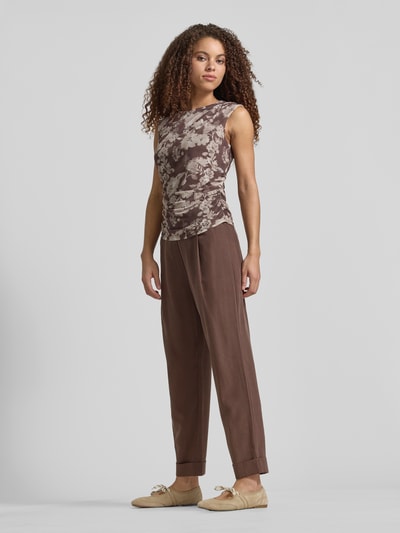 Frauenmodel trägt Stoffhose mit französischen Eingrifftaschen von Jake*s Collection, Straight Fit, elastischer Bund, Saum mit fixiertem Aufschlag, Gesäßleistentaschen, braune Farbe, glatte Textur, Ganzkörperansicht von vorne.