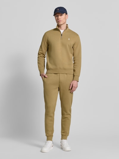 Męski model nosi Regular Fit Sweatshirt aus Baumwoll-Mix von Polo Ralph Lauren, jednolity kolor, krój regular fit, wyhaftowane logo, kołnierz troyer, długi rękaw, mieszanka bawełny, całopostaciowy widok z przodu
