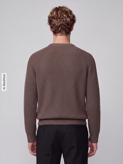 Männermodel trägt Regular Fit Pullover aus reiner Baumwolle Modell 'BRAUN' von Selected in Braun, Rippenstruktur, Ganzkörperansicht Rückansicht, KI-modifiziertes Bild.