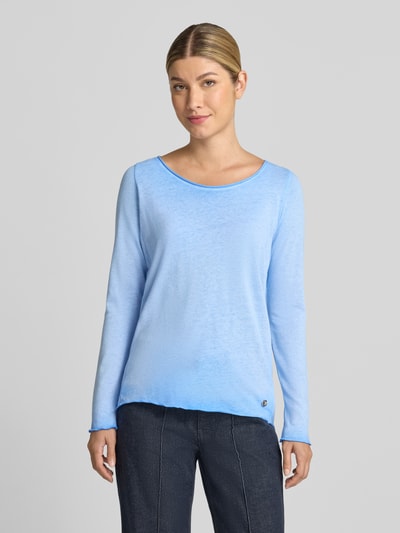 Vrouwenmodel draagt Regular Fit Langarmshirt uit katoenmix van Smith and Soul, lichtblauw, ronde hals, lange mouw, geplooide zomen, vooraanzicht bovenlichaam.