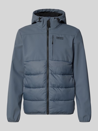 Produktfoto, Regular Fit Steppjacke mit wasserabweisender Funktion von Tom Tailor Denim in Grau mit Kapuze, Reißverschluss, Steppstruktur und Label Stitching.