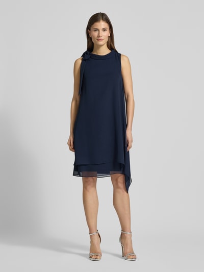 Kobiece modelka nosi Relaxed Fit Sukienka z stójką od Vera Mont, półprzezroczysty materiał, ozdobna kokarda, krój bez rękawów, halka pod sukienkę, długość tyłu w rozmiarze 36: 98 cm, szerokość w rozmiarze 36: 29 cm, widok całej sylwetki od przodu