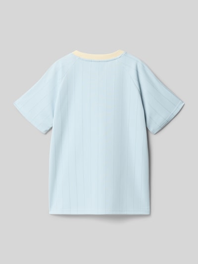 Produktfoto, Regular Fit T-Shirt mit Logo-Stitching von KARL KANI, hellblau, V-Ausschnitt, Statement-Print, Rückenlänge 56 cm bei Größe 134