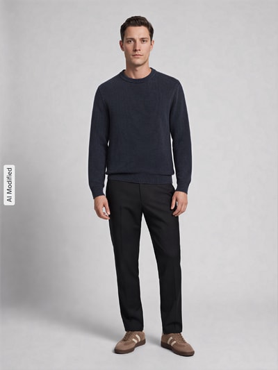 Mannenmodel draagt Regular Fit Pullover aus reiner Baumwolle van Marc O'Polo DENIM in donkerblauw, rechte stiksels, effen textuur. Volledige lichaamsaanzicht van voren, KI-modifiziertes Bild.