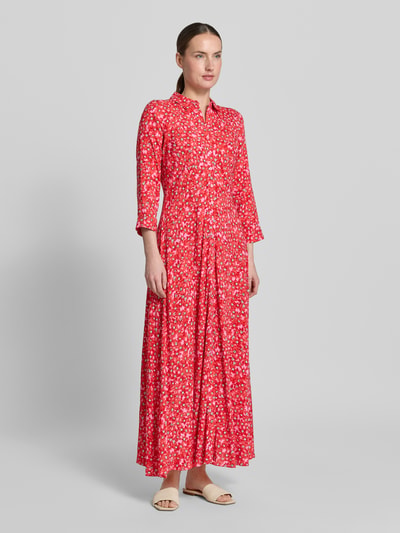 Frauenmodel trägt Hemdblusenkleid aus reiner Viskose mit Allover-Look und Knopfleiste, Modell 'SAVANNA' von YAS, A-Linie, Maxikleid, Ganzkörperansicht von vorne.