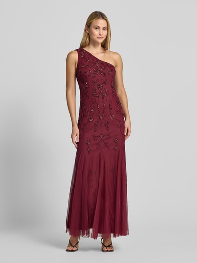 Frauenmodel trägt Regular Fit Abendkleid mit Ziersteinbesatz von Adrianna Papell in Bordeaux mit floralem One-Shoulder-Design, Ganzkörperansicht von vorne.
