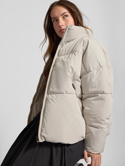 Jake*s Casual Jacke mit Stehkragen und Reißverschlusstaschen Stein 3