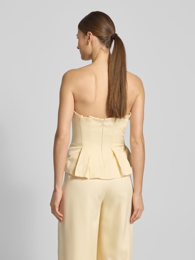 Frauenmodel trägt Slim Fit Top mit gelegten Falten von Jake*s Cocktail in Creme mit Nahtreißverschluss, Rückenlänge 32 cm, ganzkörperansicht Rückansicht.