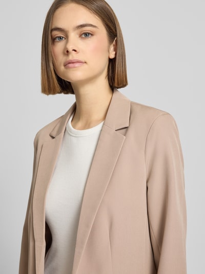 Frauenmodel trägt Blazer mit Reverskragen Modell 'Bossy' von PIECES in Beige, Materialmischung mit Stretch-Anteil, Nahaufnahme Oberkörper.