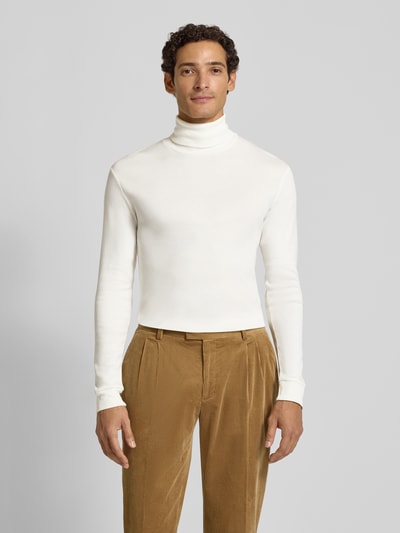 Männermodel trägt Regular Fit Langarmshirt aus reiner katoen van Marc O'Polo in wit, gladde stof, Heren t-shirt, Ganzkörperansicht von vorne