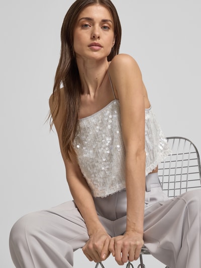 Frauenmodel trägt Cropped Trägertop mit Pailettenbesatz - curated by Vicky Heiler von SIC, silberweiß, glänzende Textur, Spaghettiträger, Damen Top, Nahaufnahme Oberkörper.
