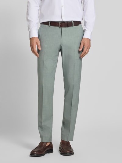 Männermodel trägt Regular Fit Anzughose mit Bügelfalten von HECHTER PARIS in hellem Grau, Material-Mix mit Schurwolle, Nahaufnahme Oberkörper.