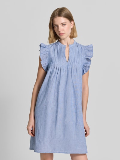 Frauenmodel trägt knielanges Kleid mit Rüschenärmeln Modell 'Gemala' von mbyM aus Reine Baumwolle, Loose-Fit, Ganzkörperansicht von vorne.