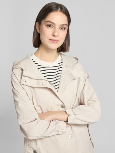 Modelka nosi Regular Fit kurtkę z detalem z logo model 'Dorine' od Frieda & Freddies, mieszanka bawełny, kolor jasny, wpuszczana kieszeń, kaptur z tunelem, elastyczne zakończenia rękawów, długość tyłu w rozmiarze 36: 72 cm, szerokość ramion: 40 cm, szerokość w rozmiarze 36: 57 cm, długość rękawów: 62 cm, widok z przodu, zbliżenie na górną część ciała.