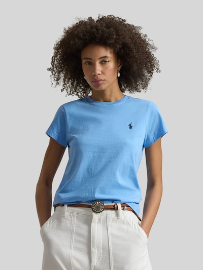Modelka kobieca nosi Damski t-shirt T-Shirt mit Label-Stitching od Polo Ralph Lauren z bawełny, krój regular fit, niebieski, z wyhaftowanym logo, okrągły dekolt, długość tyłu w rozmiarze S: 54 cm, widok na górną część ciała z przodu.