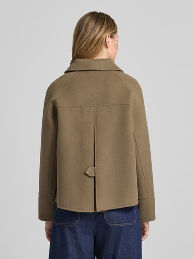 Frauenmodel trägt Relaxed Fit Jacke aus Woll-Mix mit Umlegekragen von Blonde No. 8, gerade Linien, matte Textur, Ganzkörperansicht Rückansicht