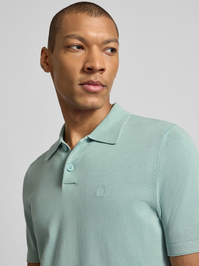 Mężczyznamodel nosi Regular Fit Poloshirt aus reiner Baumwolle von Marc O'Polo, efekt: jednolity kolor, wyhaftowane logo, kołnierzyk polo, krótki rękaw, zakończenie rękawów zrolowany brzeg, dzianina, bawełna. Zbliżenie na górną część ciała.