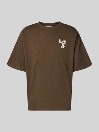 Produktfoto, Relaxed Fit T-Shirt mit Statement-Print Modell 'RUDE' von Casual Friday, Herren T-Shirt aus Reine Baumwolle, Rundhalsausschnitt, Rückenlänge 65 cm, braune Farbe, glatte Struktur, weißer Statement-Print auf der Brust.