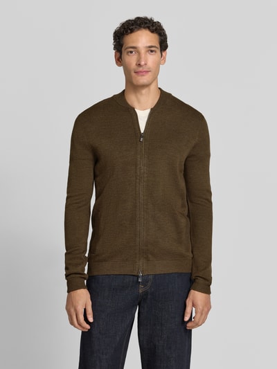 Männermodel trägt Slim Fit Strickjacke aus Baumwoll-Mix mit Stehkragen von Christian Berg Men in Braun, Zweiwege-Reißverschluss, Ganzkörperansicht von vorne.