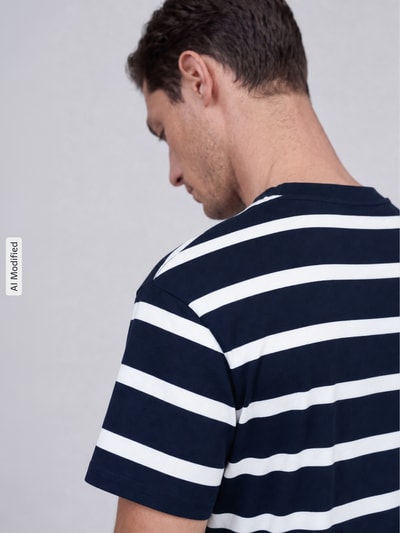 Männermodel trägt T-Shirt mit geripptem Rundhalsausschnitt von MCNEAL, navy mit weißen Streifen, Rückenlänge bei Größe L 74 cm, Ganzkörperansicht Rückansicht.