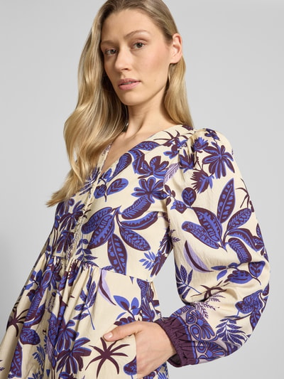 Frauenmodel trägt Midikleid aus Viskose-Mix Modell 'Sarai' von LOLLYS LAUNDRY im Allover-Look mit V-Ausschnitt und 3/4-Arm, Nahaufnahme Oberkörper.