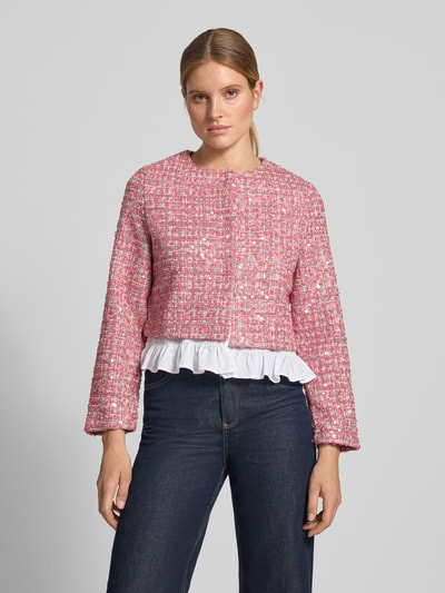 Modelka nosi Regular Fit Blazer mit Baumwoll-Anteil od Rich & Royal, cekinowe obszycie na całej powierzchni, elastyczna mieszanka materiałów, okrągły dekolt, dół z falbanką, długość tyłu w rozmiarze S: 54 cm, szerokość w rozmiarze S: 47 cm, długość rękawów w rozmiarze S: 55 cm, widok całej sylwetki z przodu.