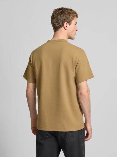 Męski model trägt Regular Fit T-Shirt mit fakturowany wzór von G-Star Raw, okrągły dekolt, logo, długość tyłu 71 cm, Ganzkörperansicht Rückansicht.