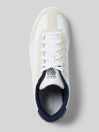 Produktfoto, Sneaker mit Label-Print Modell 'COURT' von K-Swiss in Weiß mit abgerundeter Form, Schnürverschluss, Lochmuster und strukturierter Sohle, Absatzhöhe 3 cm, Schafthöhe 7 cm, Schaftweite 10 cm, dunkle Details, Kontext Herren Sneaker