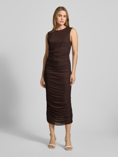 Frauenmodel trägt Maxikleid mit Rundhalsausschnitt Modell 'Corilina Solid' von Neo Noir, figurbetont, braun, Ganzkörperansicht von vorne.