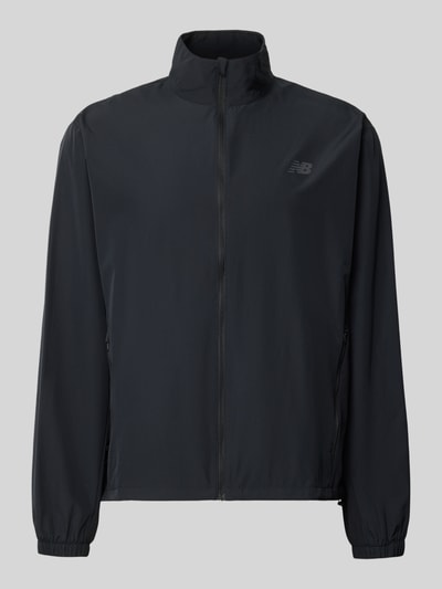 Produktfoto, Regular Fit Jacke in Stehkragen Modell 'Fast Days' von New Balance in Schwarz mit Logo-Print, Reißverschluss, Eingrifftaschen, elastischen Ärmelabschlüssen und Tunnelzug im Bund, Rückenlänge und Ärmellänge bei Größe M, glatte Textur