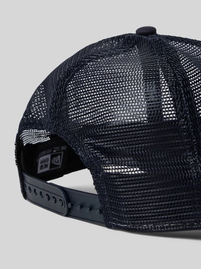 Produktfoto, czarna Czapka z daszkiem Trucker Cap mit Location Patch von New Era z siateczką, regulowane zapięcie, bawełna