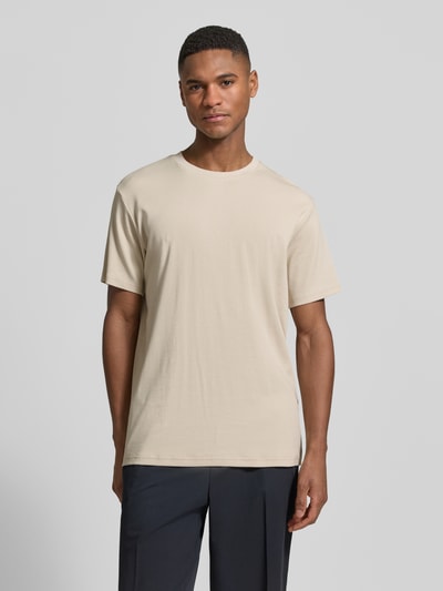 Männermodel trägt Regular Fit T-Shirt aus Baumwoll-Mix Modell 'SPENCER' von Selected Homme, Optik: Unifarben, gestreift strukturiert, Rundhals, Kurzarm, Feinripp, Ganzkörperansicht von vorne.