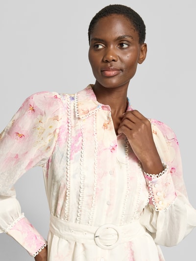 Frauenmodel trägt Minikleid aus Lyocell-Mix Modell 'Florence' von YAS mit Zierbesatz, Umlegekragen, taillierter Passform, Langärmelig, integriertem Gürtel, florale Muster in Rosa und Creme, Ganzkörperansicht von vorne. Rückenlänge bei Größe 36: 89 cm, Brustweite: 35 cm, Ärmellänge: 65 cm.