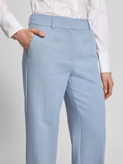 Frauenmodel trägt Regular Fit Weite Hose mit Viskose-Anteil Modell 'RITA' von Selected Femme, hellblau meliert, Nahaufnahme Hüfte, seitliche Eingrifftaschen, Weboptik.