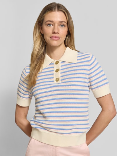 Frauenmodel trägt Strickshirt mit Polokragen und Knopfleiste von Gant in Pastellstreifen, reine Baumwolle, Regular Fit, Nahaufnahme Oberkörper.