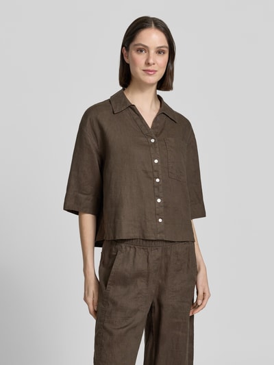 Frauenmodel trägt Regular Fit Leinenbluse mit Brusttasche Modell 'Flippa' von OPUS in Braun, reine Leinen, Hemdblusenkragen, V-Ausschnitt, Ganzkörperansicht von vorne