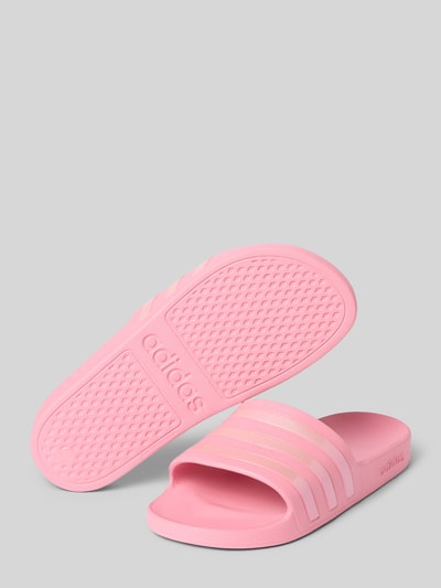 Produktfoto, Badeschuhe mit Label-Prägung Modell 'ADILETTE AQUA' von adidas Sportswear, jednolity różowy kolor, strukturalna podeszwa, otwarty przód