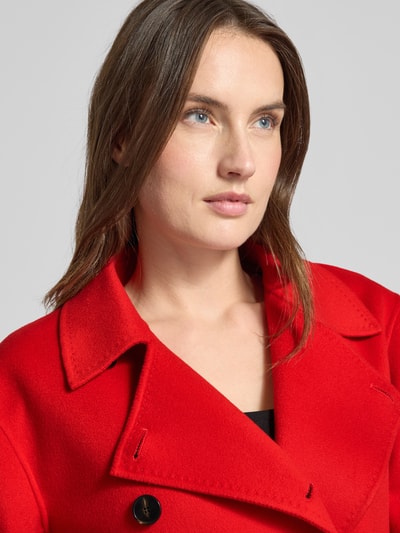 Frauenmodel trägt Regular Fit Jacke mit Umlegekragen von Windsor in leuchtendem Rot mit doppelter Knopfleiste, Nahaufnahme Oberkörper.