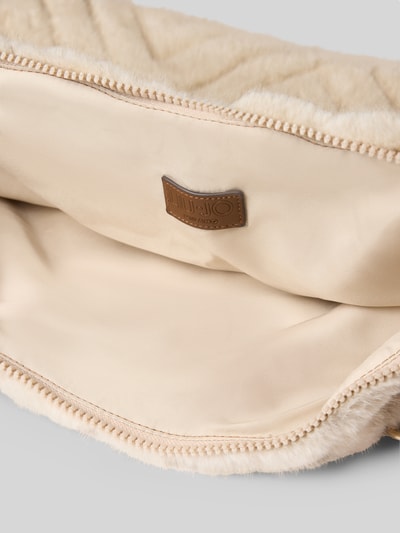 Produktfoto, Hobo Bag aus Kunstfell von Liu Jo White in Beige mit Reißverschluss, glattes Innenfutter, Strukturmuster, Detailaufnahme.