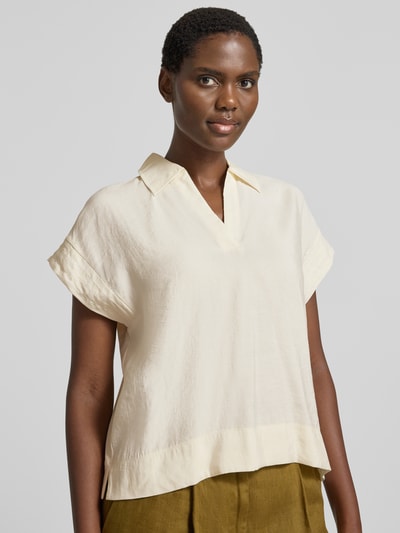 Vrouwenmodel draagt Regular fit blouse met korte mouwen uit modalmix model 'Sinula' van OPUS, crèmekleur, dames, nahaufnahme bovenlichaam.