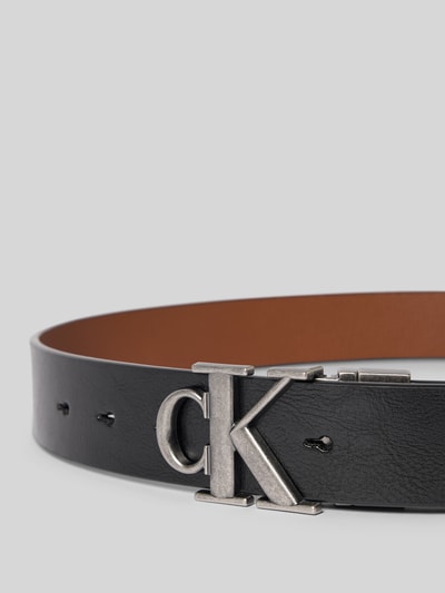 Produktfoto, Gürtel aus Rindsleder mit Pinschließe von CK Calvin Klein, schwarzes Leder, klassische Form, Label-Applikation, 3 cm breit
