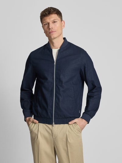 Mannelijk model draagt Jacke aus Baumwoll-Leinen-Mix mit Zweiwege-Reißverschluss van Jack & Jones Premium in regular fit, donkerblauw, staande kraag, zichtbare rits, gladde textuur, katoenen-linnen mix, borstbreedte 54 cm, schouderbreedte 45 cm, mouwlengte 66 cm, ruglengte 68 cm, frontaal bovenlichaam close-up.