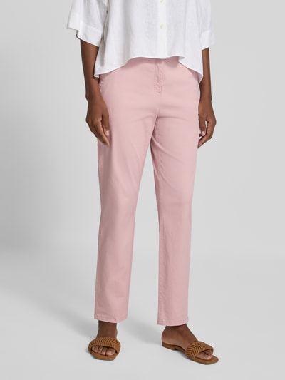 Frauenmodel trägt Chino mit Gürtel und Gesäßtaschen von Christian Berg Woman in Rosa, Baumwoll-Elasthan-Mix, Regular Fit, Nahaufnahme Unterkörper.