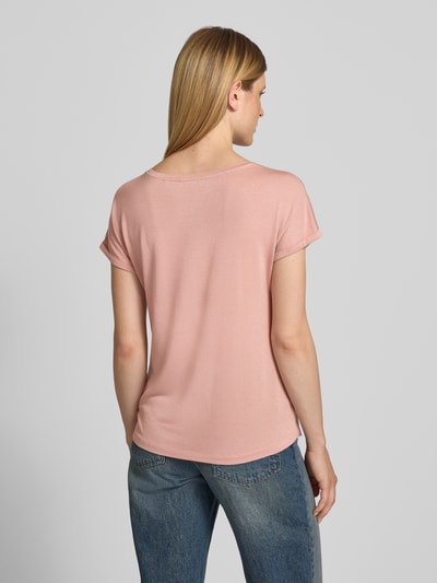 Frauenmodel trägt Relaxed Fit T-Shirt aus Viskose-Mix von Christian Berg Woman in Rosé mit Glitzer-Optik, Rückenlänge 63 cm, Ganzkörperansicht Rückansicht.