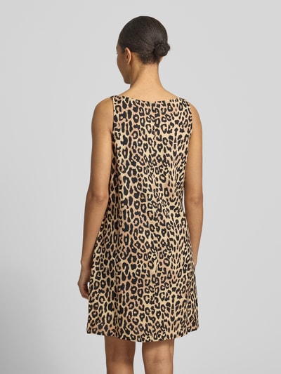 Frauenmodel trägt Minikleid aus Viskose-Mix mit U-Boot-Ausschnitt Modell 'PRISILLA' von Vila, Animal Print, Ganzkörperansicht Rückansicht.