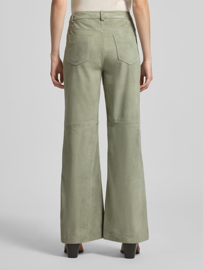 Kobiece modelka nosi Regular Fit Lederhose aus echtem Ziegenleder von Marc O'Polo w odcieniu jasnej zieleni, imitacja skóry welurowej, 5 kieszeni, szlufki na pasek, zapięcie na guzik i ukryty zamek błyskawiczny, skóra kozia, wykończenie materiału skóra welurowa, pełny widok z tyłu
