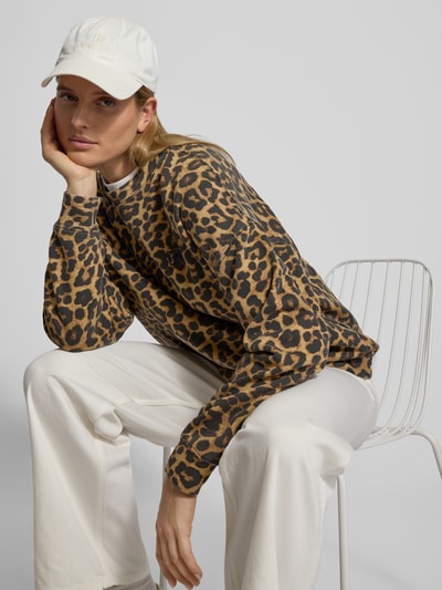 Frauenmodel trägt Sweatshirt mit Allover-Animal-Print von Anine Bing, Relaxed-Fit, Logo-Stitching, Rundhalsausschnitt, elastische Abschlüsse, Rückenlänge 63 cm, Ganzkörperansicht von vorne.